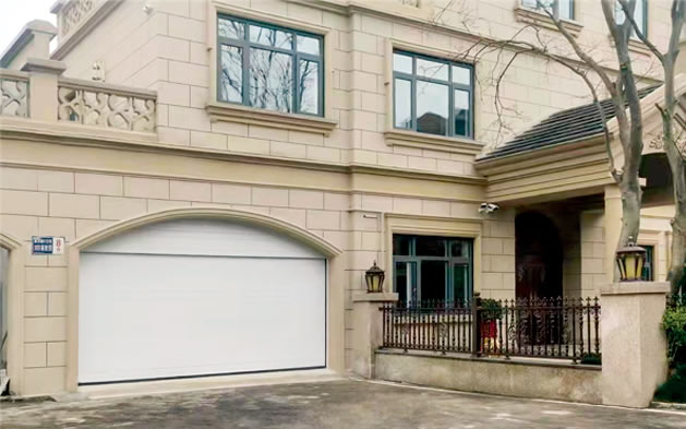 KUZI intelligent garage door also constantly attracts pedestrians’ attention as a residential storefront, playing the role of a guard knight